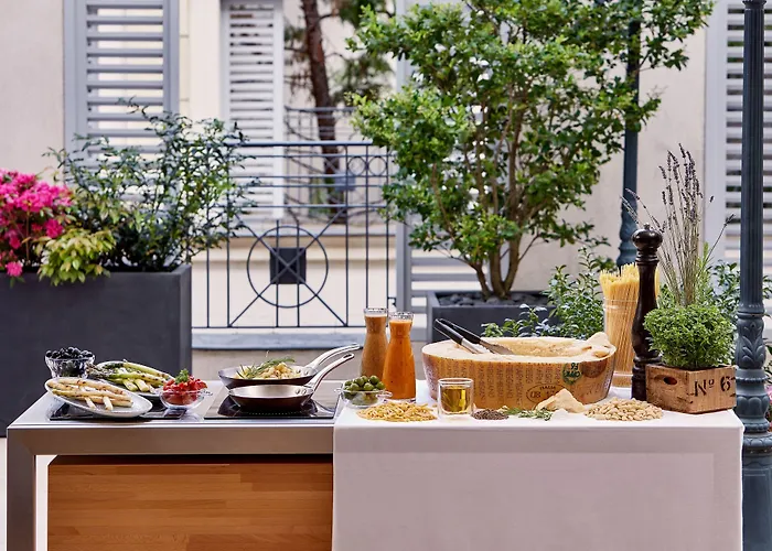 Отель Marriott Champs Elysees